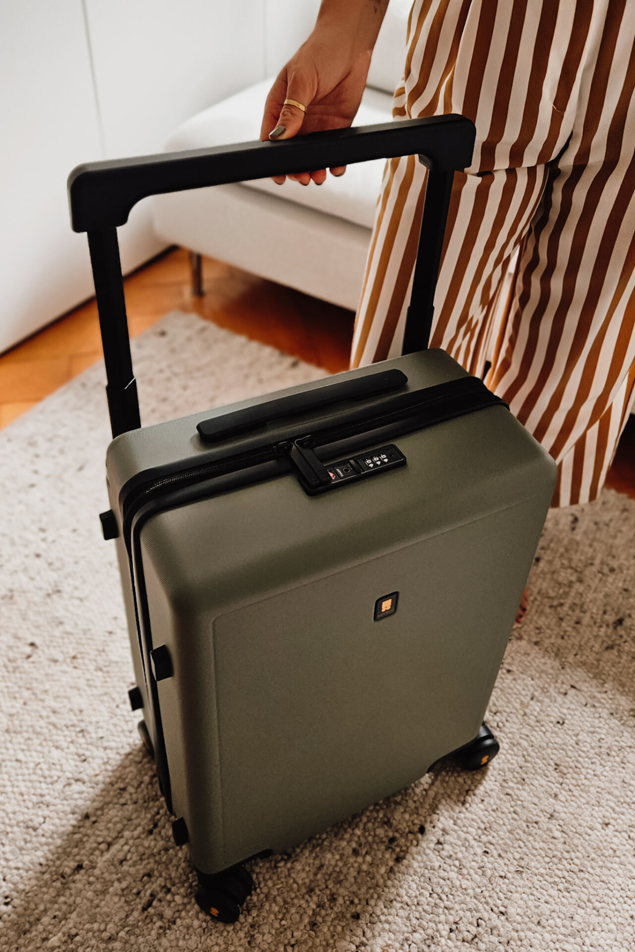 Level8_luggage_review_jillonjourney_0902_140659 Level8 luggage with extra-wide handle / LEVEL8 Handgepäckkoffer mit extrabreitem Griff