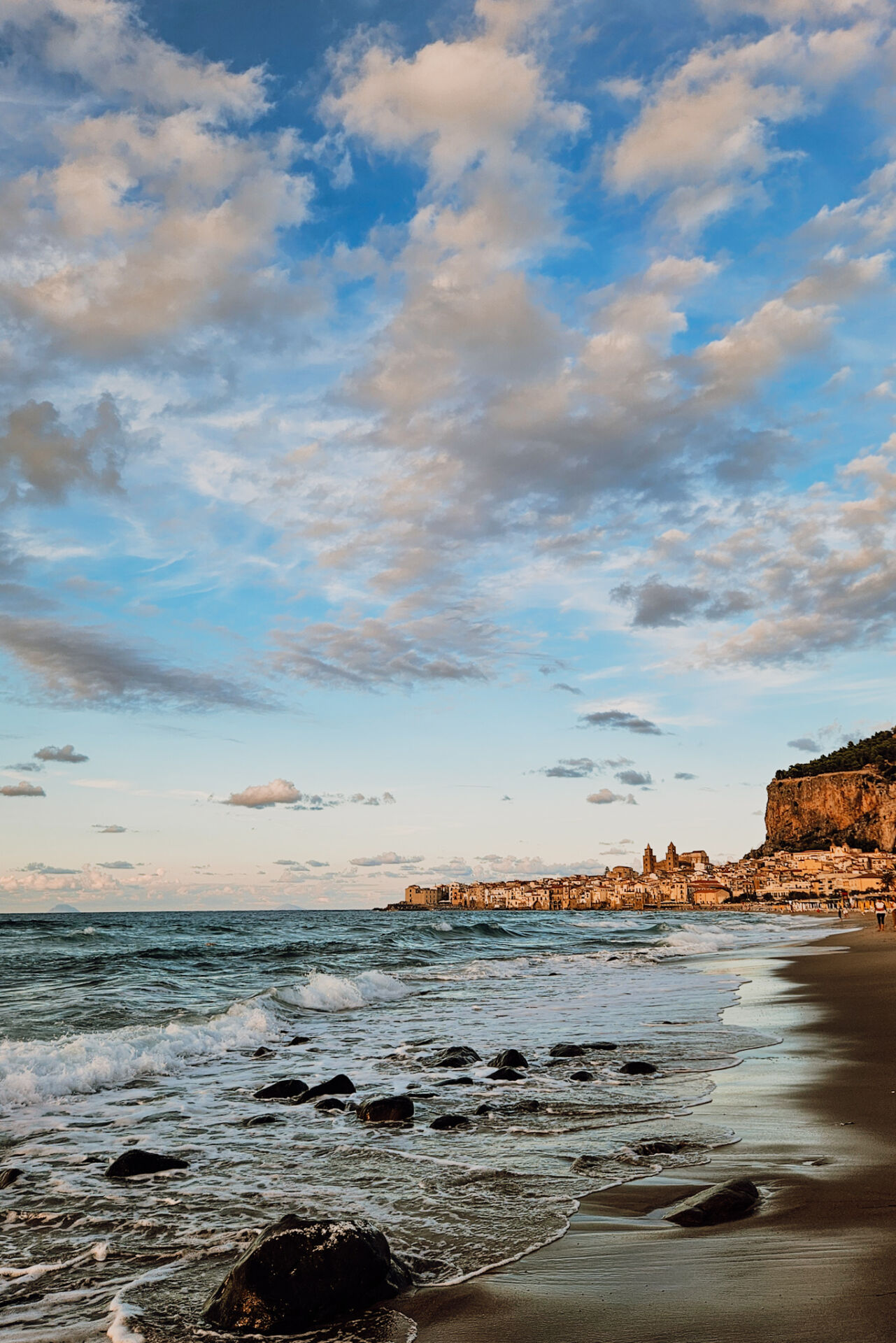 Cefalu, a beautiful stop on your Sicily road trip / Cefalu, ein schöner Stop auf deinerm Sizilien Roadtrip