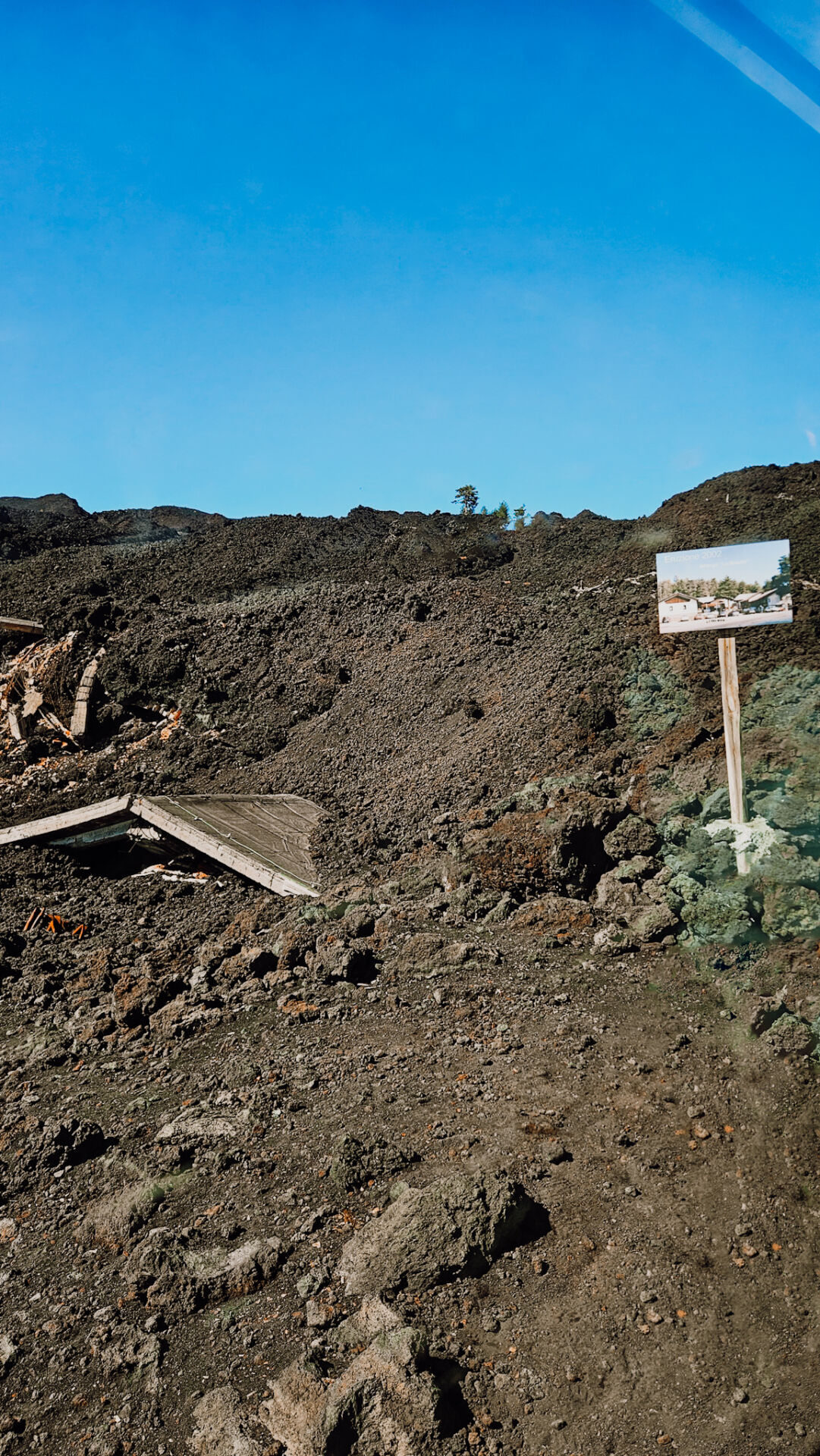 A buried house on Mount Etna, an impressive tour on your Sicily road trip / Ein vergrabenes Haus auf dem Etna, eine beeindruckende Tour auf deinem Sizilien Roadtrip