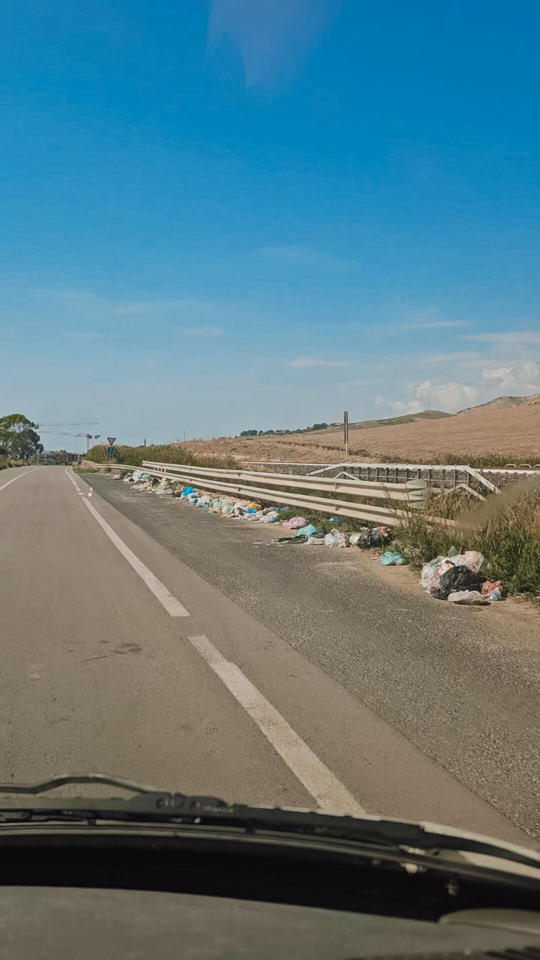 Polluted roads on our Sicily itinerary / Vermüllte Straßen auf meiner Sizilien Rundreise im Auto