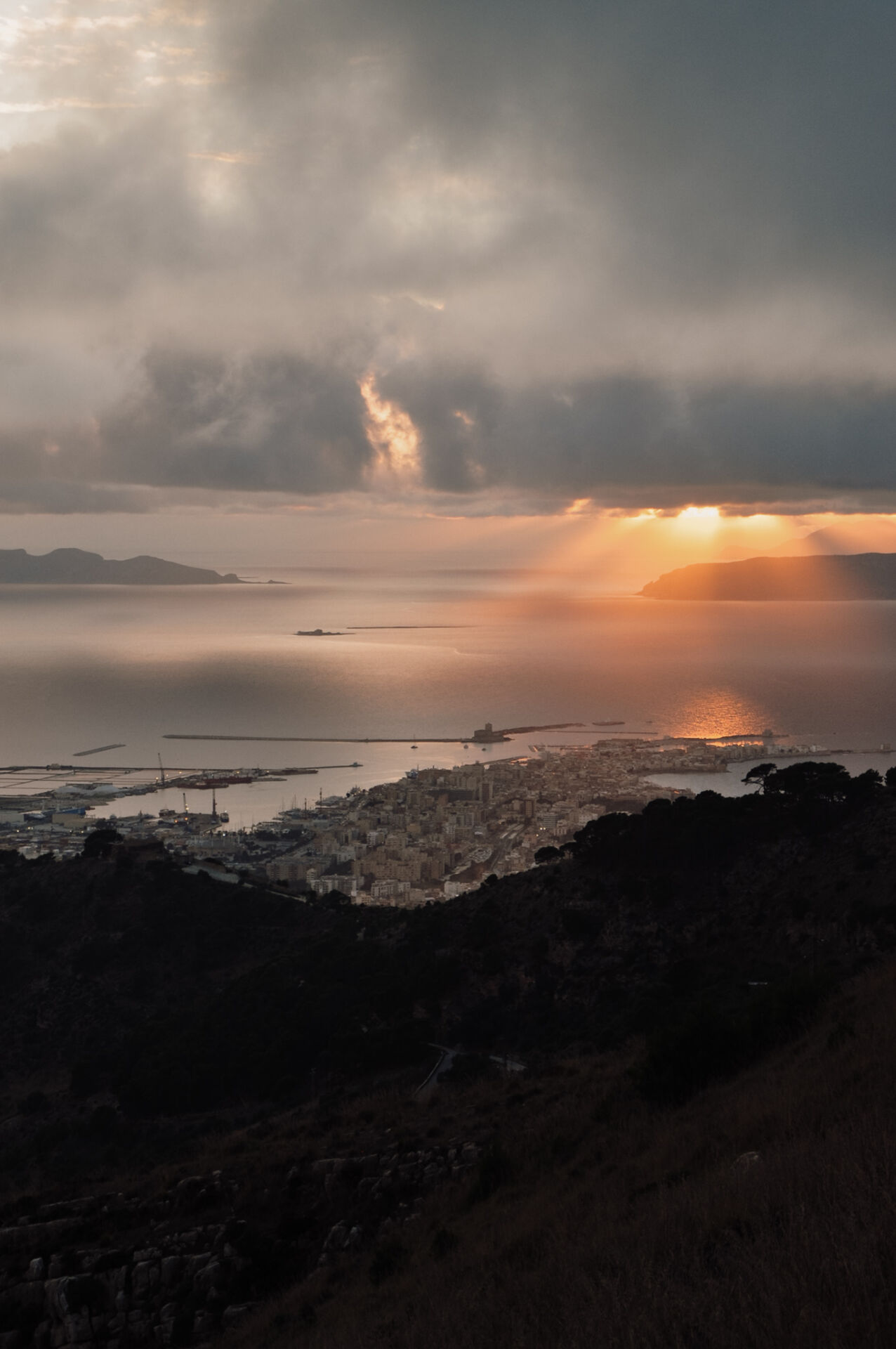 View of Trapani from Erice, a beautiful stop on your Sicily road trip / Blick auf Trapani von Erice, ein schöner Stop auf deinem Sizilien Roadtrip